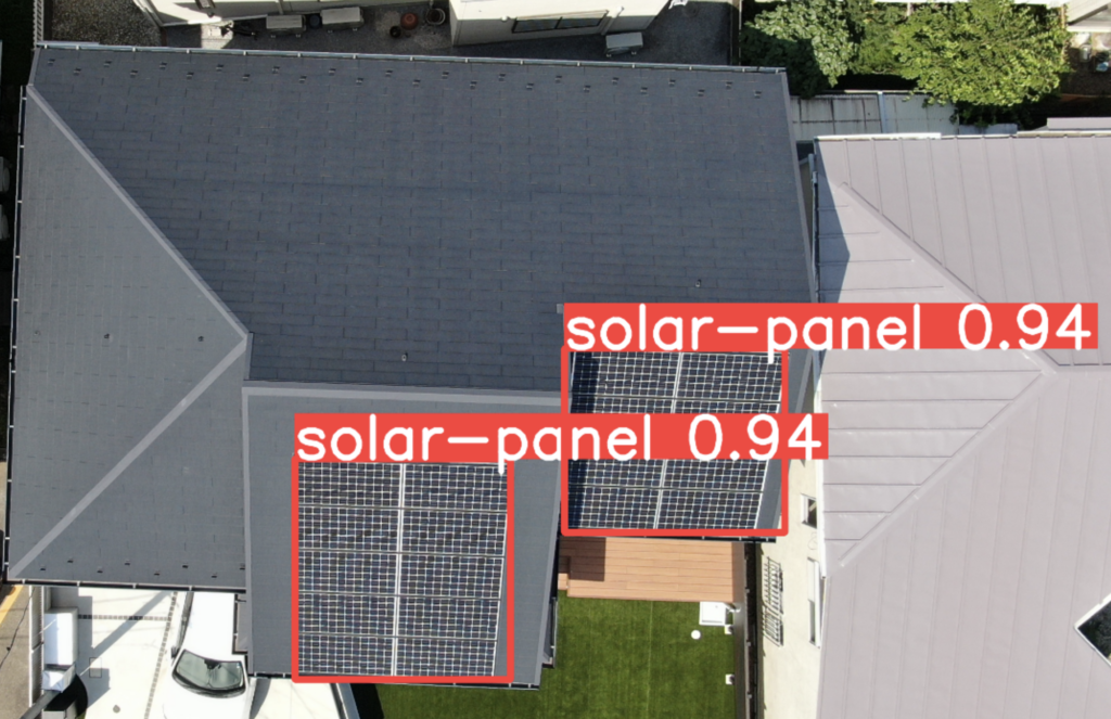 太陽光パネルを物体検出し信頼度0.94で認識している画像